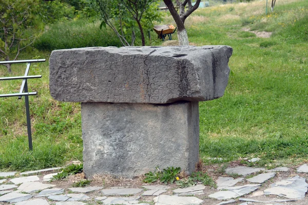 Texto en griego antiguo sobre la antigua mesa de piedra — Foto de Stock