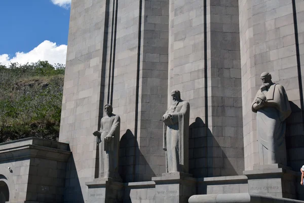 Le mur du musée Matenadaram, Arménie, avec des statues de scienti — Photo