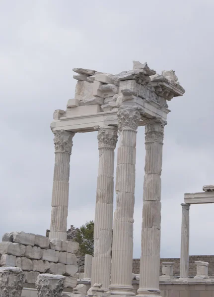 O arco em templo de mármore arruinado — Fotografia de Stock