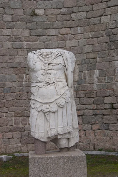 在 pergam 的战士男子的破碎的雕像 图库图片
