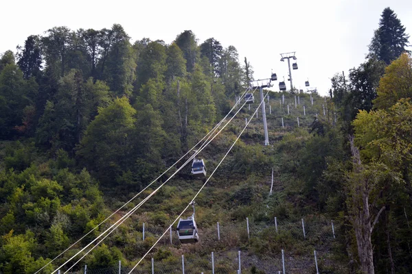 Elevadores de sillas cerradas moviéndose a lo largo de la pendiente — Foto de Stock