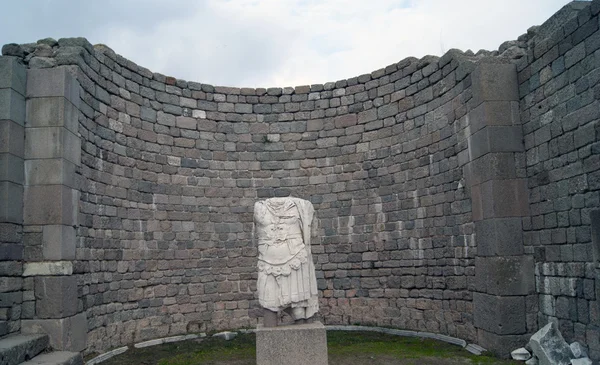 Nefunkční socha stojící v troskách Akropole — Stock fotografie