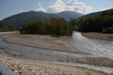 Yaz aylarında nehir dağ