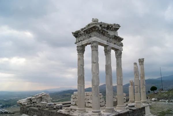 Boog op de ruïnes van de tempel — Stockfoto