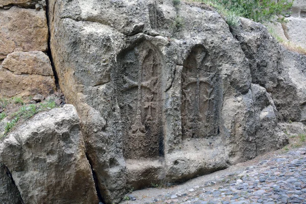 Croci tradizionali armeniane intagliate (hachkar) nel muro — Foto Stock