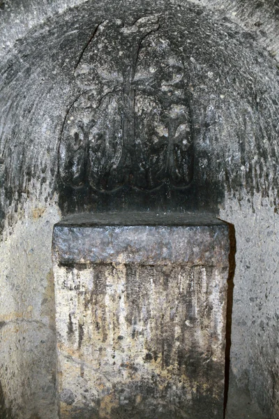 The altar part of the church with the carved cross in Geghard — Stock Photo, Image