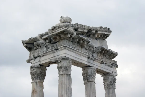 Detail of the ruined marble arch in Pergam — Stock Photo, Image