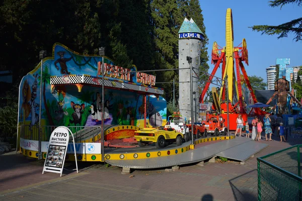 Atracciones y rotondas en el parque Riviera con visitantes — Foto de Stock