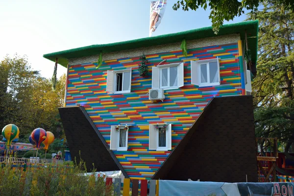 颠倒的房子在索契海滨公园 免版税图库照片