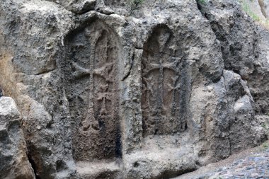 Geghard Manastırı, Ermenistan oyulmuş haç