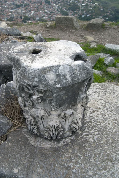 Un pedazo de una columna arruinada — Foto de Stock