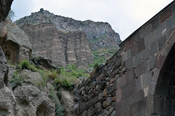 O muro e a montanha no mosteiro de Geghard, Armênia — Fotografia de Stock