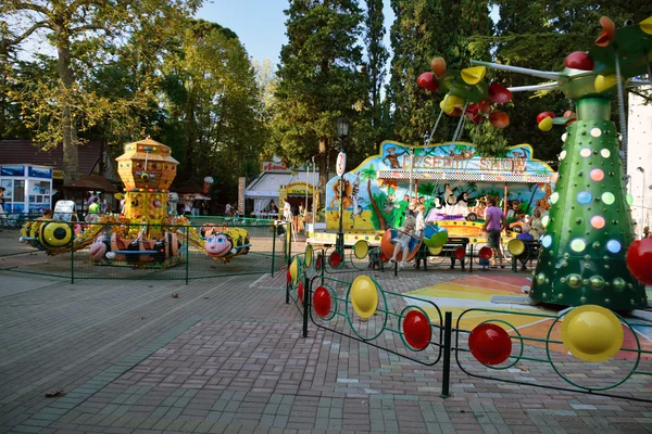 Crianças em rotundas no parque Riviera — Fotografia de Stock