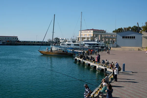 Pescadores e pessoas observando os barcos no porto Sochi — Fotografia de Stock