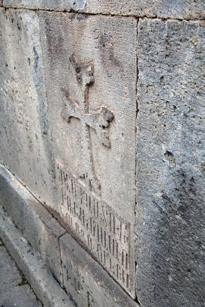 Крест на стене Гегардского монастыря — стоковое фото