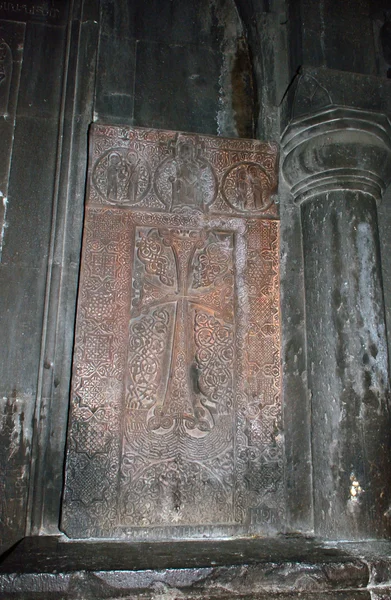 The carved cross painted with cochineal in Gerghard monastery — Stock Photo, Image