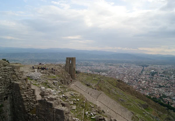 Ruins of the theatre in pergam, Turkey, with the tourists — Stock Photo, Image