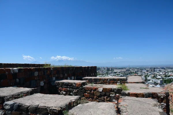 Ruinas de Erebuni con la vista de la ciudad —  Fotos de Stock