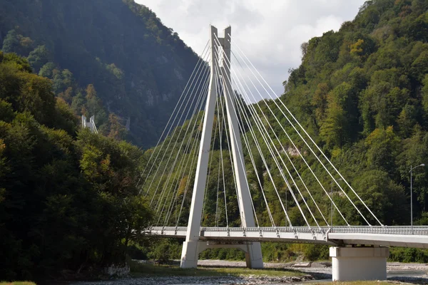 コーカサスの山ケーブル橋 — ストック写真