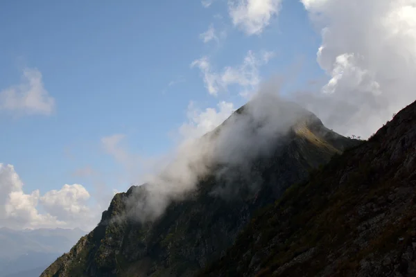 Una nuvola sulla cima della montagna Foto Stock Royalty Free