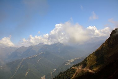 Bulutlu havalarda güzel dağ manzarası