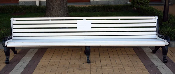 Un banc avec peinture fraîche et une note — Photo