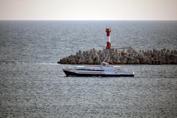 Bir gemi ve deniz feneri — Stok fotoğraf