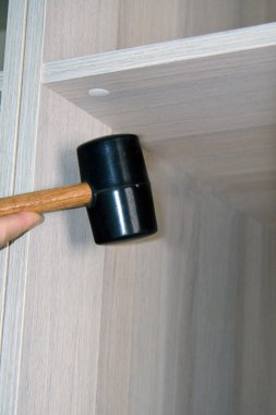 plastik sabitleme bir alışveriş merkezi çekiç adam eliyle closeup pl yama