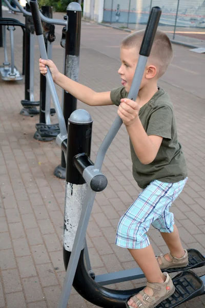 A boy train on outdoor equipment — Stock Photo, Image