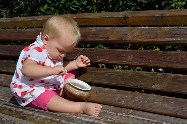 A cute girl examining the pot — Stock Photo, Image