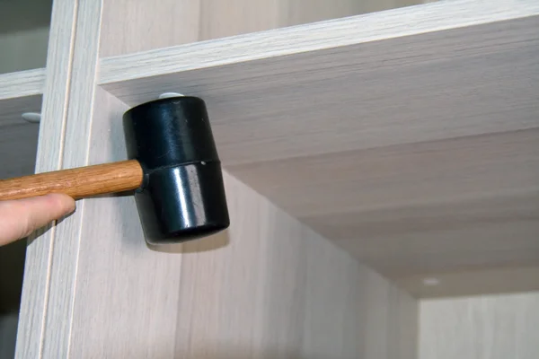 Mobilya montaj üzerinde çalışıyor