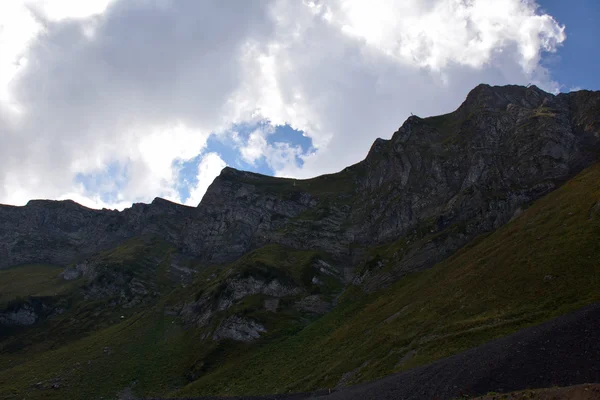 Molnigt bergslandskap — Stockfoto