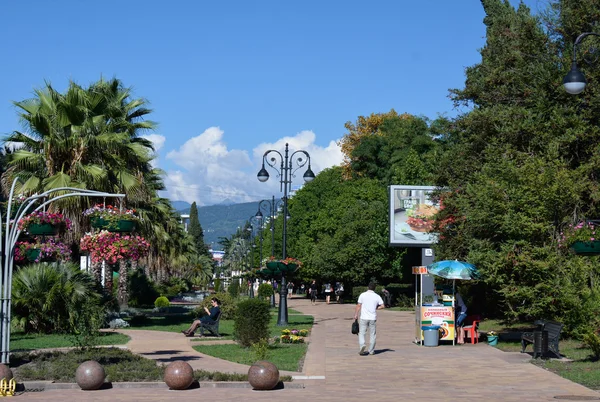 El callejón en Sochi parte cenral con la gente y limonada —  Fotos de Stock