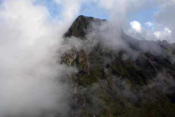 High mountain behind the cloud — Stock Photo, Image