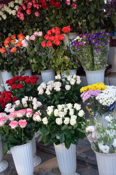 Ramos de rosas en el mercado — Foto de Stock