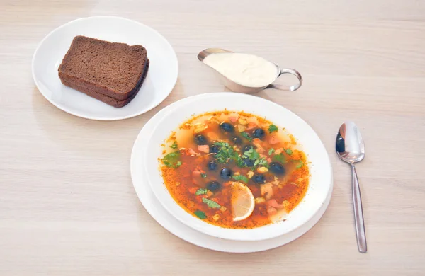 Солянка - густой суп с различными видами мяса, с кислым cr — стоковое фото