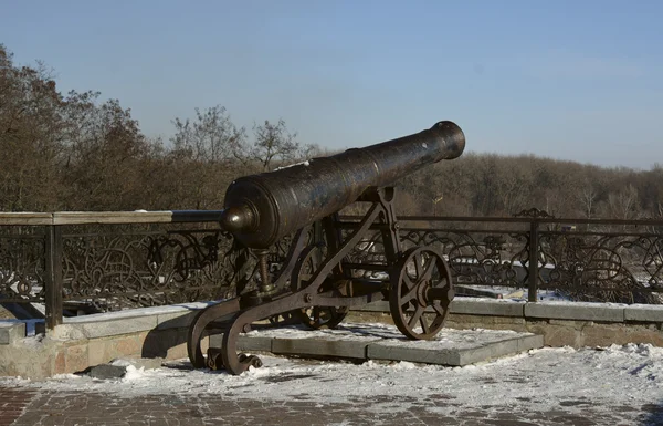 Val, çitin yanında savaş topu