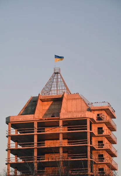 Parte do edifício com a bandeira da Ucrânia — Fotografia de Stock