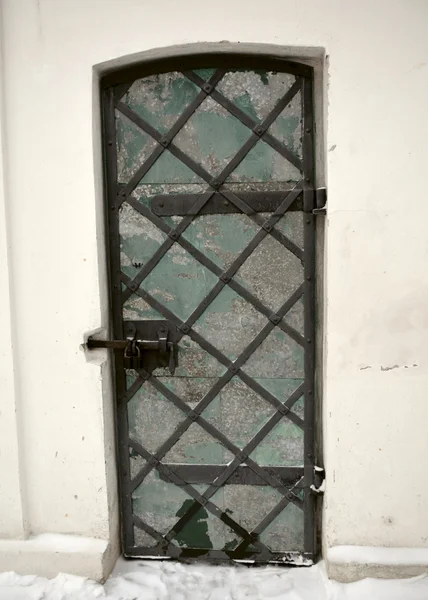 Porta velha ormanented do metal da igreja de Illilskaya — Fotografia de Stock