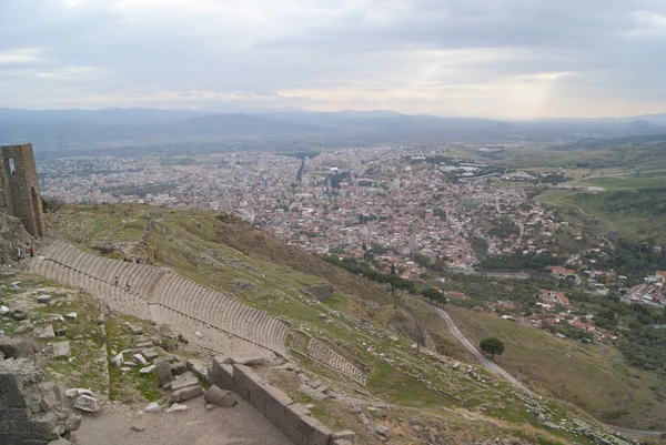 Tepenin yamacında antik Pergam kenti thaetre ile — Stok fotoğraf