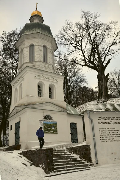 Iglesia Illinskaya en Chernihiv, Ucrania, con un hombre — Foto de Stock