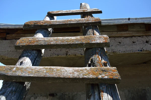 Escada de madeira velha apontou para o céu — Fotografia de Stock