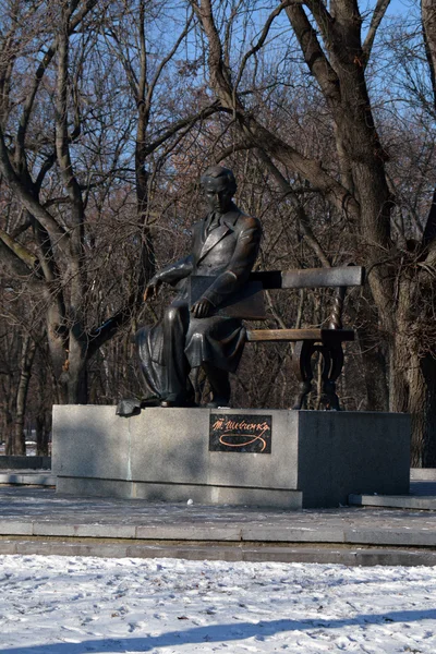 Parco a Chernihiv con monumento a T. Shevchenko — Foto Stock