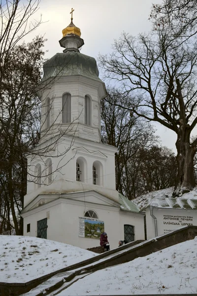 Chernihiv, Ukrayna, Illinskaya kilisede insanlarla — Stok fotoğraf