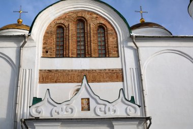 Başkalaşım Katedrali, eski bric ile duvar parçası