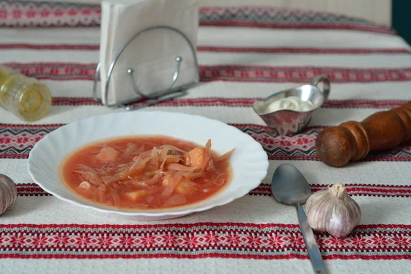 Borsch geserveerd op geborduurde tafellaken — Stockfoto