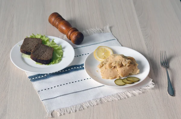 Paté de guisante con pan de centeno, pepinillos y limón — Foto de Stock