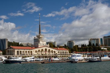 Liman bulutlu havalarda denizden Sochi