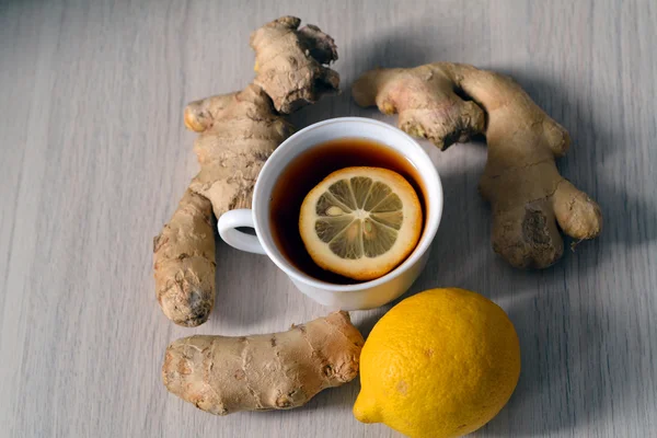 Xícara de chá com gengibre e limão — Fotografia de Stock