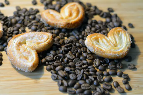 Tři cukru uvedených sušenky na kávová zrna — Stock fotografie